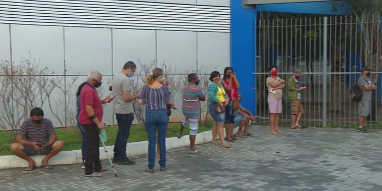 Com poucas vacinas, Duque de Caxias imuniza apenas com Coronavac para primeira dose