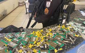 Dupla é presa com farto material de drogas