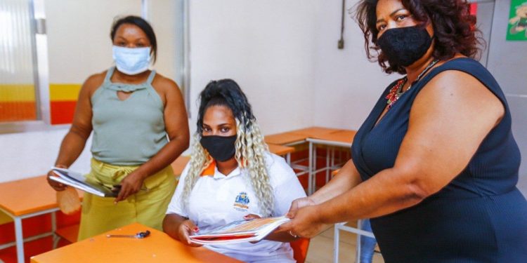 Prefeitura de Belford Roxo distribui Cadernos de Atividades para facilitar estudos de alunos da EJA