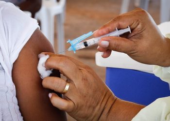 Profissionais da educação começam a ser vacinados contra a Covid- 19 em Itaguaí