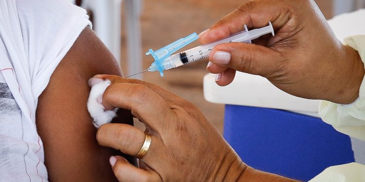 Profissionais da educação começam a ser vacinados contra a Covid- 19 em Itaguaí