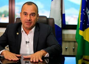 Prefeito de Belford Roxo, que é formado em direito, aplicou vacinas no gabinete