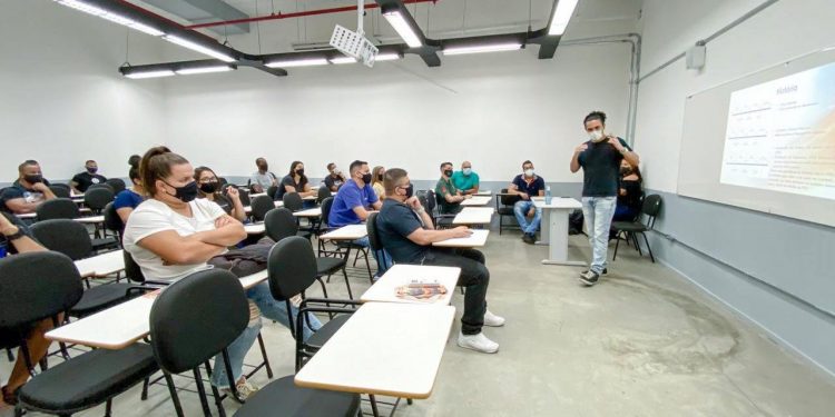 Secretaria de Esporte e Lazer promove capacitação para atendimento a pessoas com deficiência