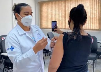 Moradores de outras cidades sobrecarregam vacinação nas capitais