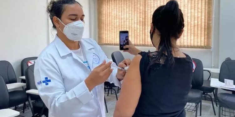 Moradores de outras cidades sobrecarregam vacinação nas capitais