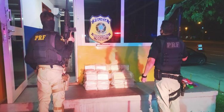 PRF apreende quase 100 quilos de drogas na Rodovia Rio-Magé
