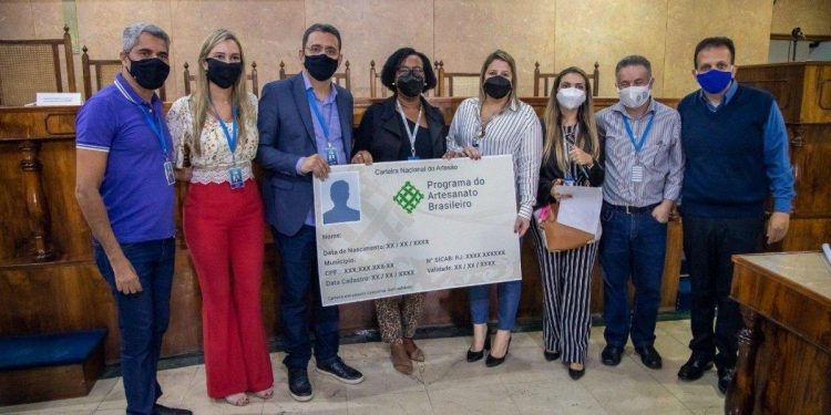 Artesãos caxienses recebem carteira nacional da categoria