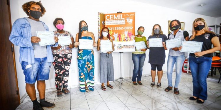 Belford Roxo certifica participantes do curso básico de Libras