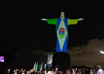 Cristo Redentor recebe as cores da bandeira de Itaguaí