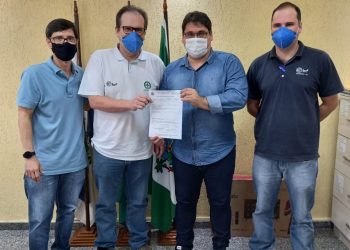 Prefeito entrega Alvará e cumpre promessa de campanha