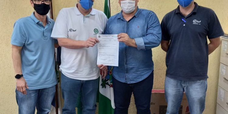Prefeito entrega Alvará e cumpre promessa de campanha