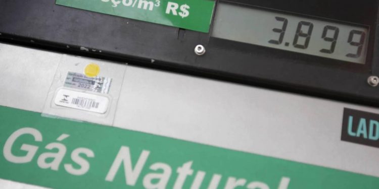 Sete pessoas que desviavam GNV de posto de combustível são presas em Nova Iguaçu