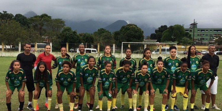 Projeto social em Guapimirim prepara adolescentes para o futebol feminino