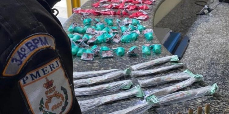 Mulher é presa com mais de 200 cápsulas de cocaína