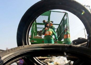 Emlurb faz coleta de pneus em ruas de Nova Iguaçu