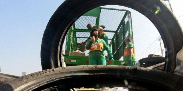 Emlurb faz coleta de pneus em ruas de Nova Iguaçu