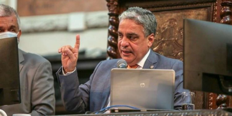 Chamada pública obrigatória para matrícula de crianças e adultos, agora é lei
