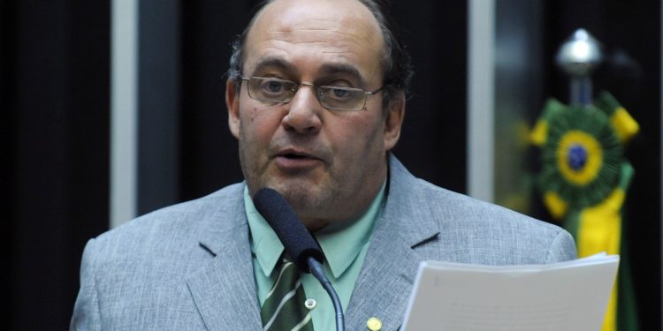 Deputado Eurico Júnior participa de manifestação dos moradores em Paraíba do Sul