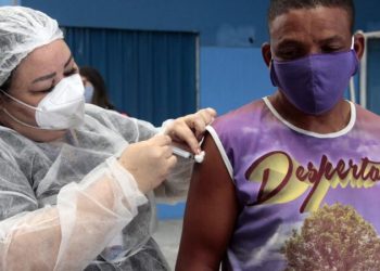 Nova Iguaçu vacina pessoas em situação de rua contra Covid-19 com vacina da Janssen