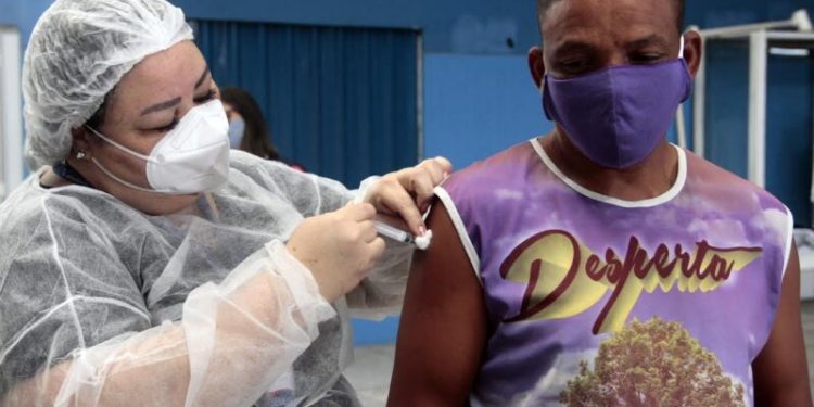 Nova Iguaçu vacina pessoas em situação de rua contra Covid-19 com vacina da Janssen