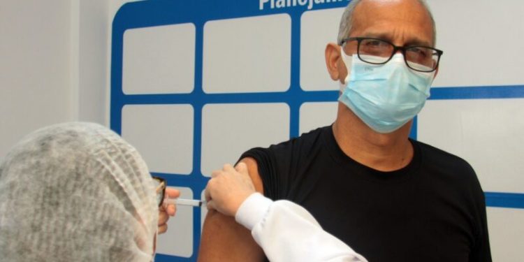 Nova Iguaçu vacina pessoas até 31 anos nesta semana