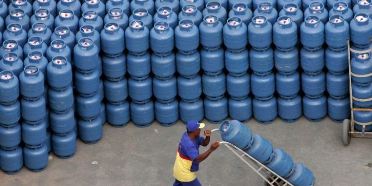 Supera RJ: Alerj aprova valor extra ao auxílio para compra de gás de cozinha