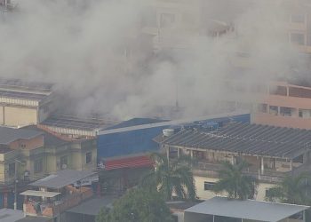Incêndio atinge supermercado em Caxias, na Baixada Fluminense