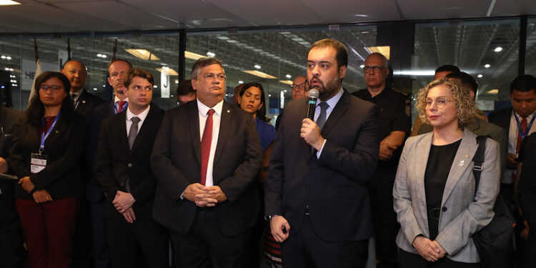 Dino anuncia investimento na segurança no RJ para a construção de presídios e de Casa da Mulher Brasileira