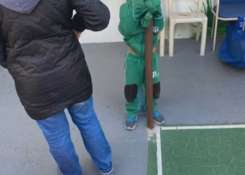 Foto mostra criança sendo humilhada por fazer xixi na roupa em escola particular de SP; polícia investiga denúncias de maus-tratos