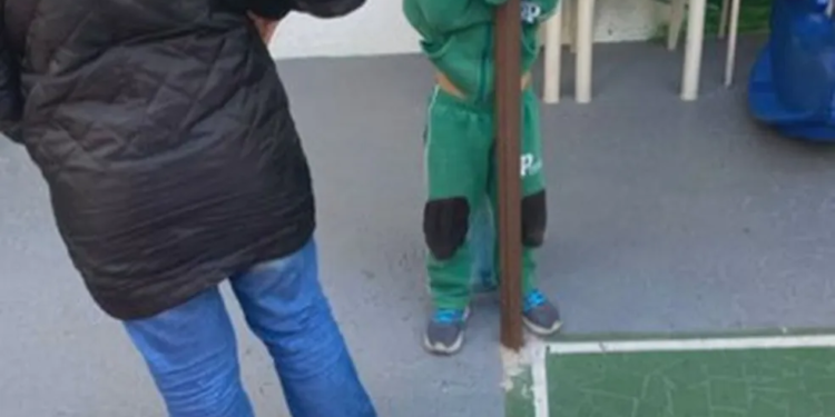 Foto mostra criança sendo humilhada por fazer xixi na roupa em escola particular de SP; polícia investiga denúncias de maus-tratos