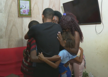 Reencontrado pela avó, filho de mulher desaparecida há 15 anos nunca foi a escola e não tirou documentos