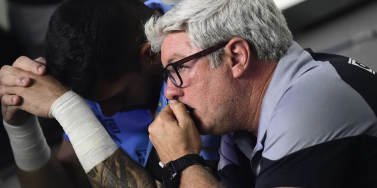 Santos vai decidir futuro de Odair Hellmann nesta quinta