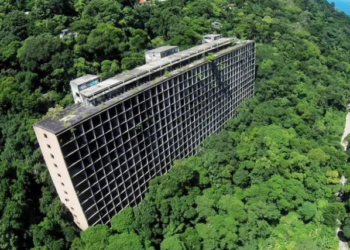 O esqueleto de hotel de luxo escondido há 70 anos na Floresta da Tijuca