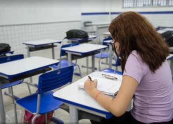 Usar só material digital na escola vai na contramão do que é feito no mundo, dizem especialistas em educação