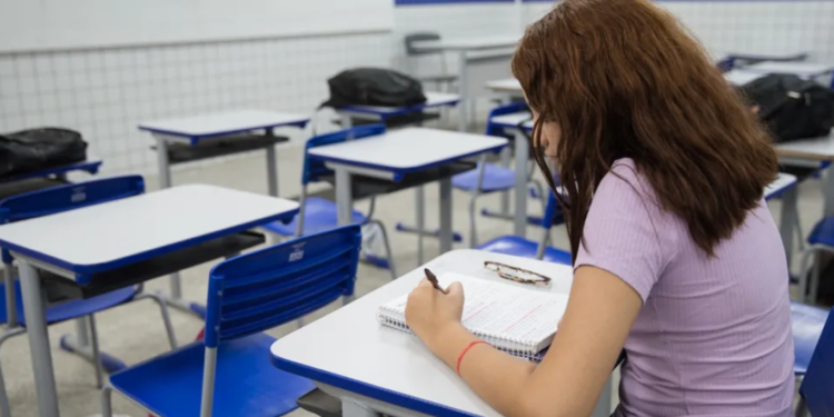 Usar só material digital na escola vai na contramão do que é feito no mundo, dizem especialistas em educação