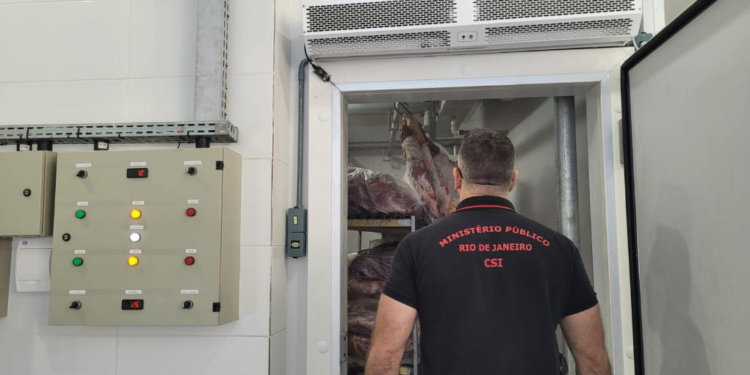 MPRJ apreende arma e 640 quilos de carne imprópria durante buscas em frigorífico em Nova Friburgo