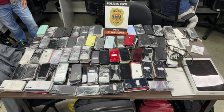 Estrangeiro é preso com 312 celulares em local conhecido como ‘ninho’ de aparelhos roubados, na Cracolândia, no Centro de SP