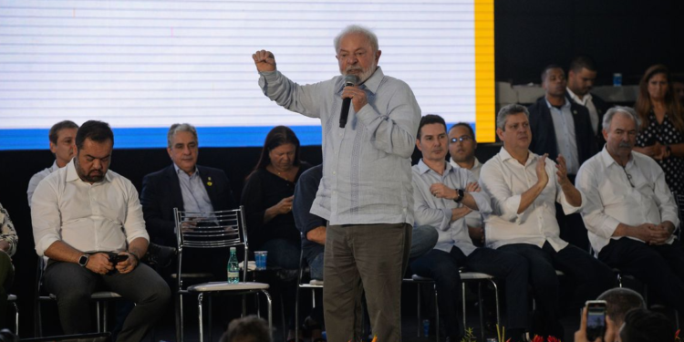 Lula diz que polícia não pode confundir pessoas pobres com bandidos