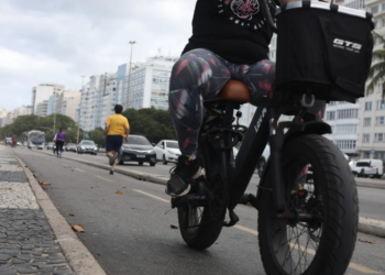 Câmara do Rio aprova proibição de motorizados em calçadas e ciclovias