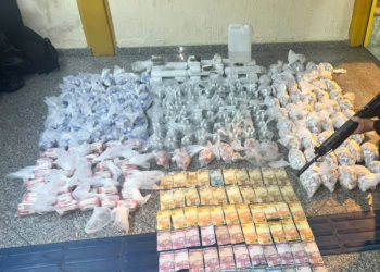 Motorista é preso com grande quantidade de drogas escondida em caminhão reboque e carro em Barra do Piraí