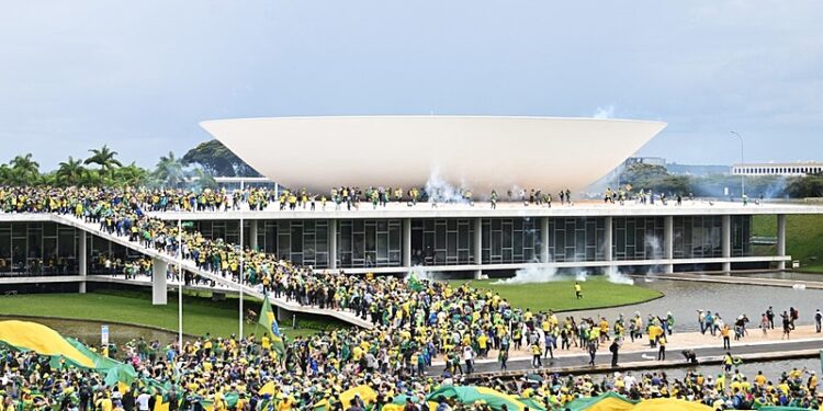 PMs de Brasília ‘estimularam’ ingresso de golpistas no Congresso Nacional