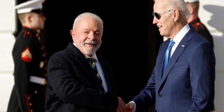 Lula e Biden se esquivam de divergências e lançam manifesto pró-trabalhador; veja o documento