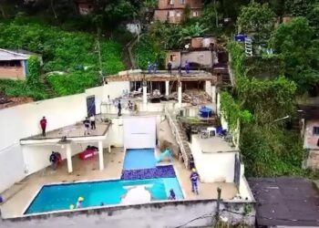 GAECO/MPRJ e Prefeitura do Rio realizam operação conjunta para demolir mansão de luxo na Rocinha