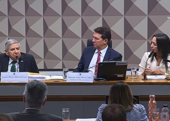 Heleno diz que presença de Cid em suposta reunião golpista de Bolsonaro com comandantes é ‘fantasia’