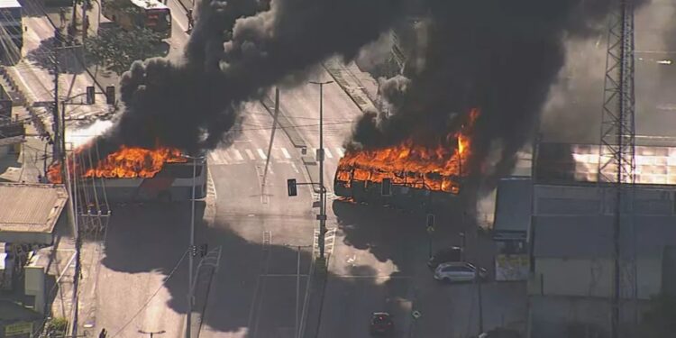 Recorde de 35 ônibus queimados em 1 dia no Rio afeta passageiros e gera prejuízo de mais de R$ 35 milhões