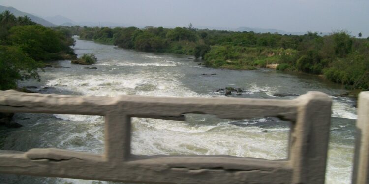 Mulher se joga da ponte do Rio Guandu, na Baixada