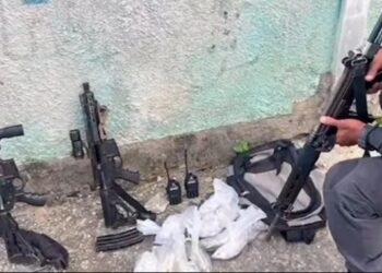 Quarteto é preso com fuzis e drogas em Nova Iguaçu