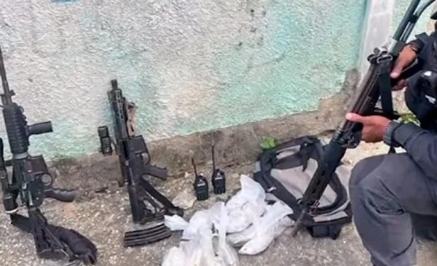 Quarteto é preso com fuzis e drogas em Nova Iguaçu
