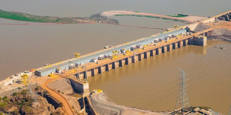 Seca histórica do rio Madeira paralisa operações em uma das maiores hidrelétricas do Brasil