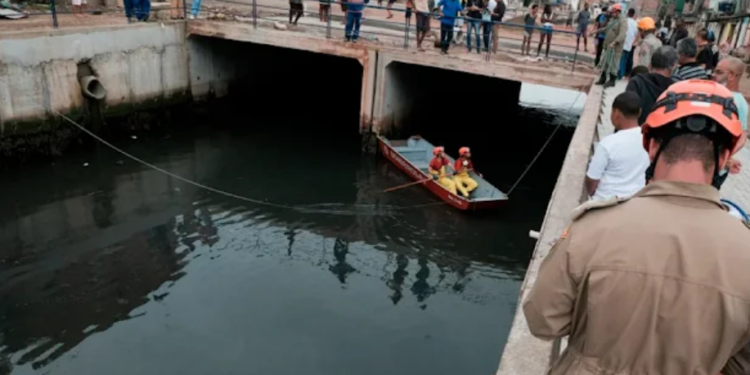 Procura por idosa que caiu em canal na Baixada Fluminense chega ao quinto dia